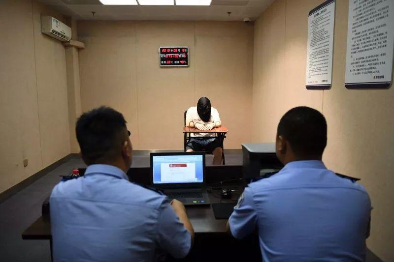 楼上坠下1人，引出特大犯罪团伙！郑州千名警力出动-1.jpg