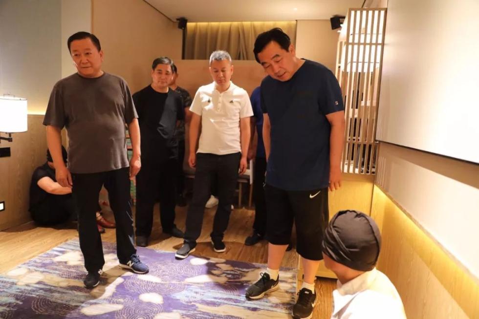 楼上坠下1人，引出特大犯罪团伙！郑州千名警力出动-2.jpg