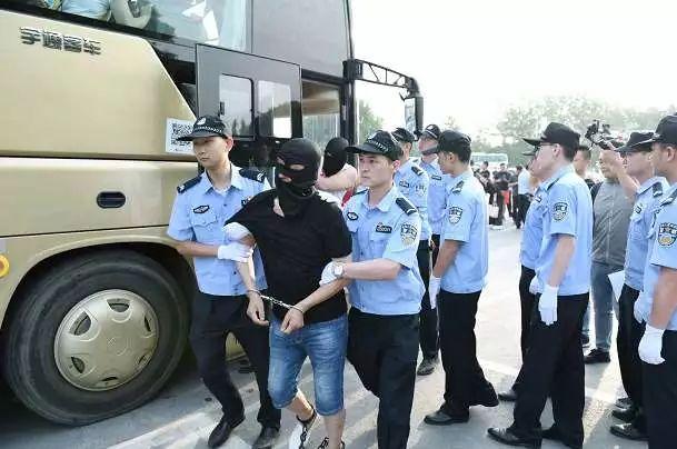 楼上坠下1人，引出特大犯罪团伙！郑州千名警力出动-6.jpg