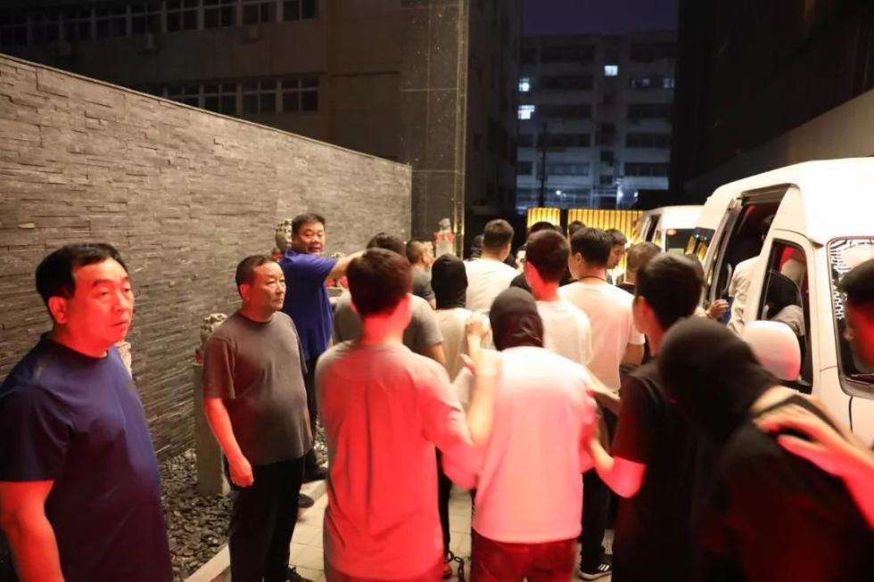 楼上坠下1人，引出特大犯罪团伙！郑州千名警力出动-8.jpg