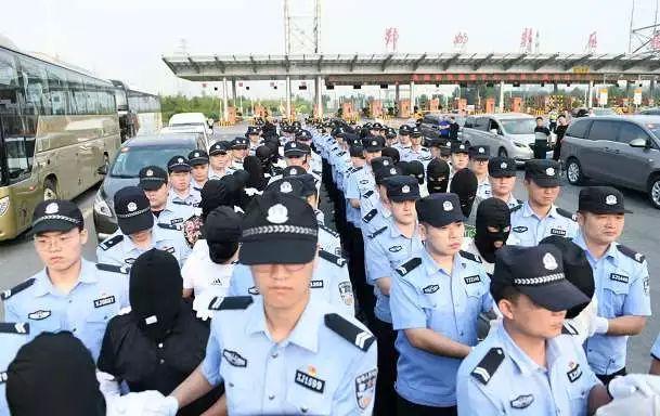 楼上坠下1人，引出特大犯罪团伙！郑州千名警力出动-10.jpg