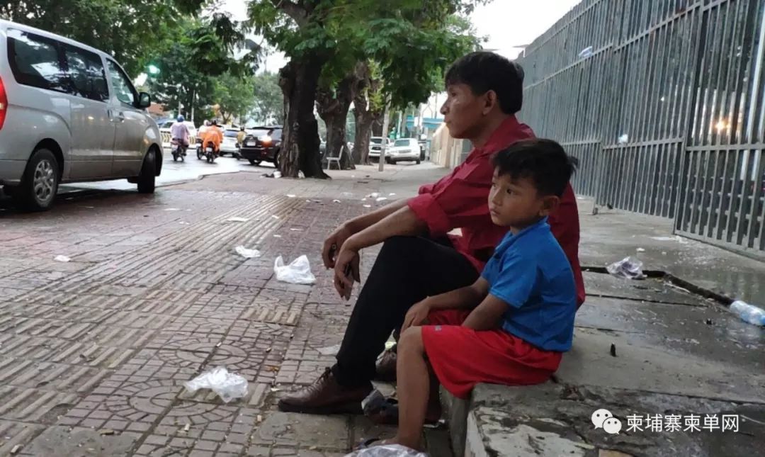 中国父子流浪金边街头20多天，为何有家不能回？-1.jpg