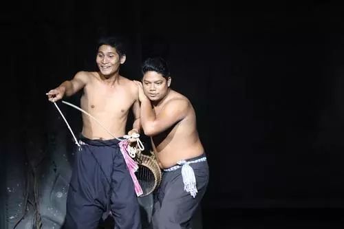 白天开嘟嘟车，晚上表演舞蹈，柬埔寨小伙的双面人生-3.jpg