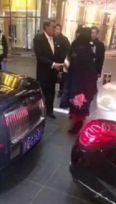 迈巴赫撞劳斯莱斯，车主互递名片当场和解！5个月后，突-1.jpg