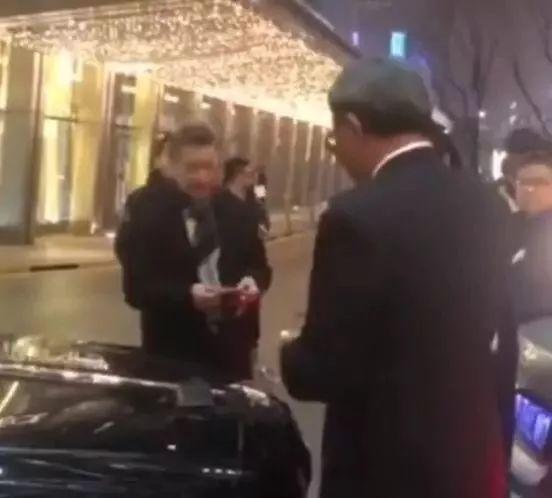 迈巴赫撞劳斯莱斯，车主互递名片当场和解！5个月后，突-3.jpg