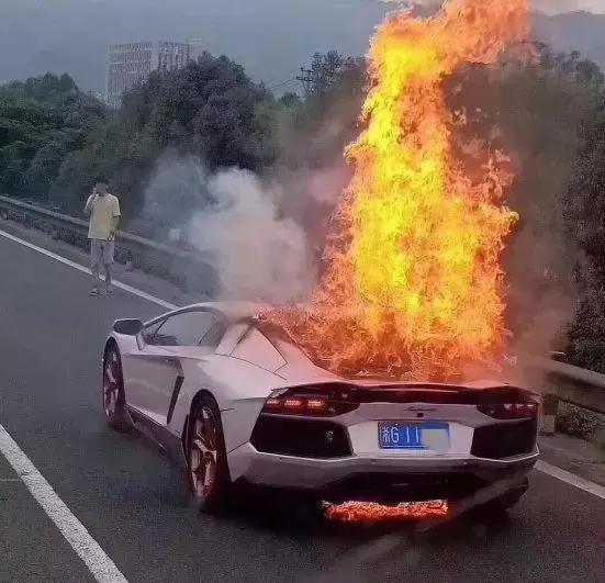 高速上熊熊大火，700万兰博基尼秒变废铁！男子：车是借的-1.jpg
