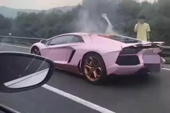 高速上熊熊大火，700万兰博基尼秒变废铁！男子：车是借的-2.jpg