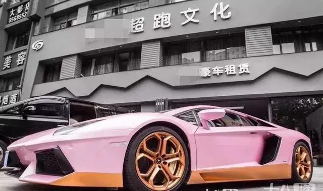 高速上熊熊大火，700万兰博基尼秒变废铁！男子：车是借的-1.jpg