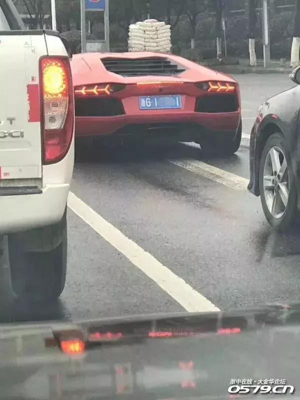 高速上熊熊大火，700万兰博基尼秒变废铁！男子：车是借的-1.jpg