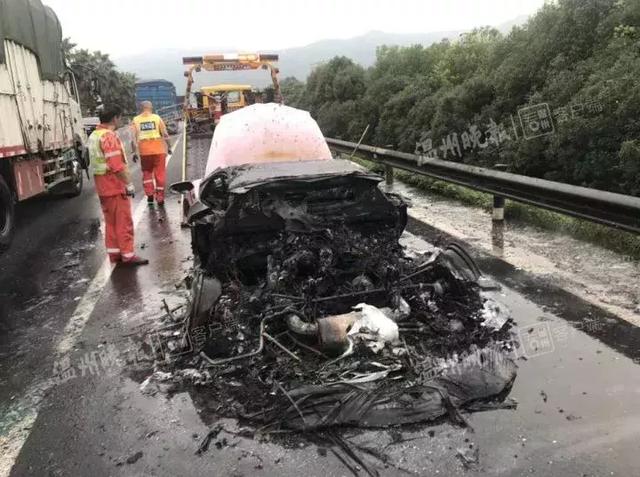 高速上熊熊大火，700万兰博基尼秒变废铁！男子：车是借的-4.jpg