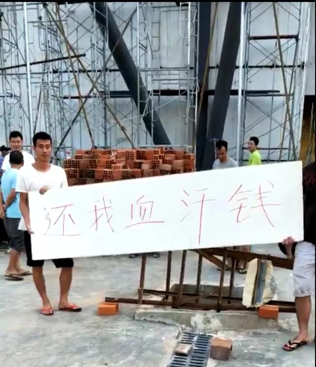 突发！疑遭拖欠27万美元工资，西港60多名中国工人抗议-1.jpg