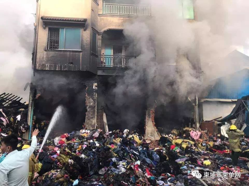 金边一仓库凌晨突发大火，200多辆消防车出动！（视频）-3.jpg