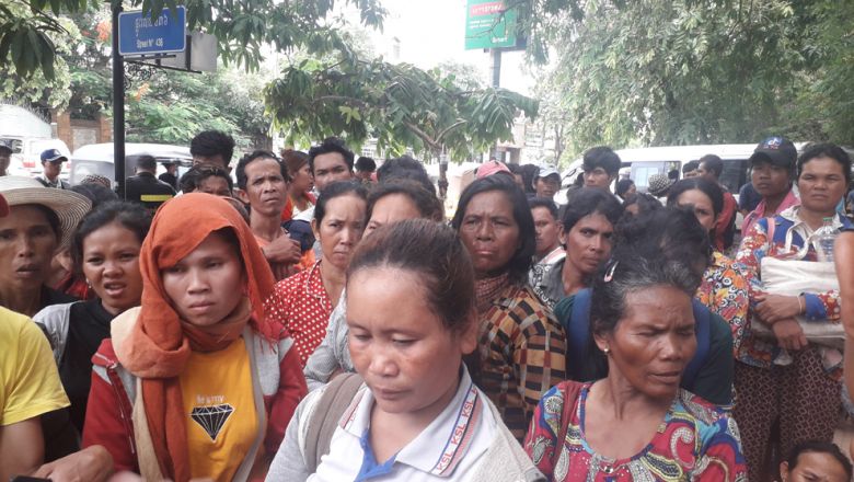 topic-12-villagers-from-koh-kong-protest-at-land-ministry-by-heng-chivoan.jpg