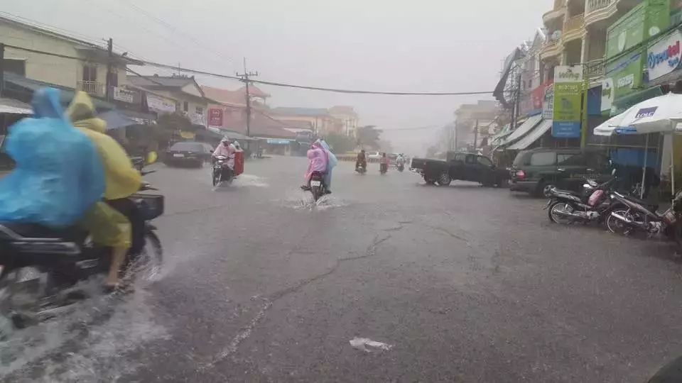 突发狂风暴雨！柬埔寨沿海省份被摧残-16.jpg