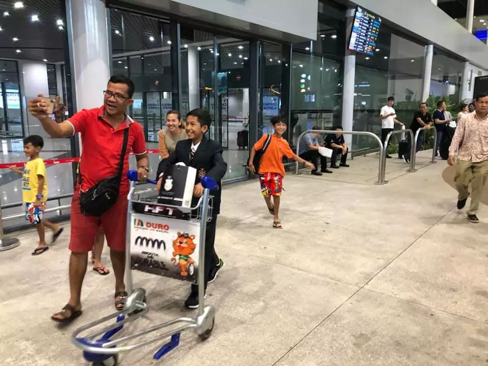 卖货网红男孩回柬埔寨了，却只给妈妈带回了一包纸巾-2.jpg