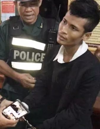 行车禁忌！中国男子骑摩托打电话遭殃-1.jpg