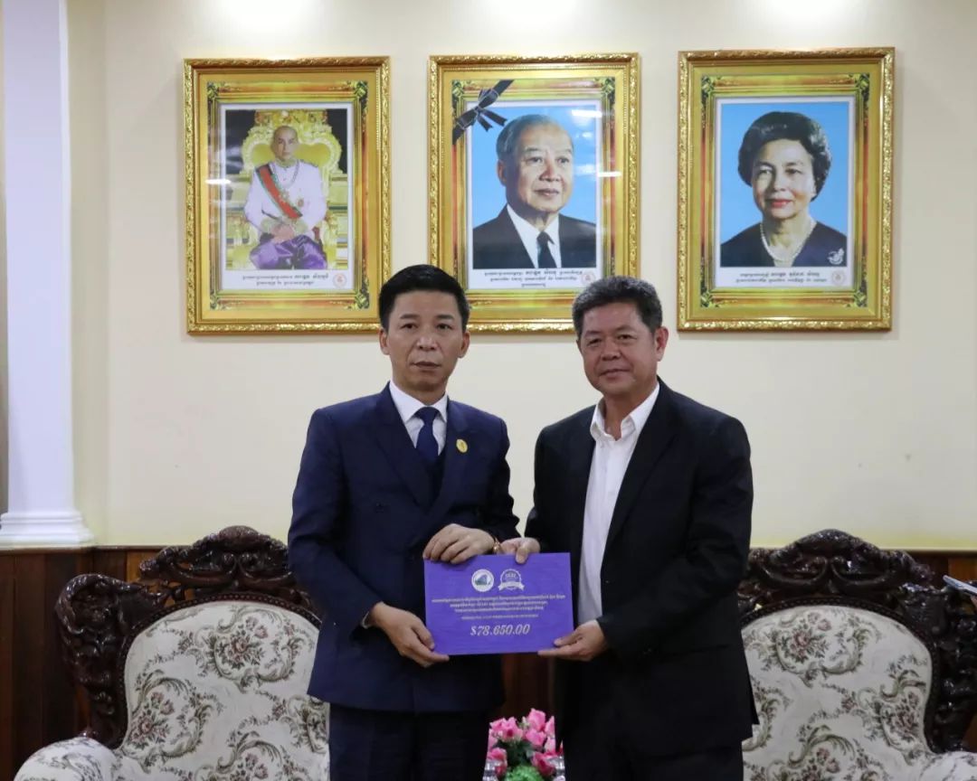 柬埔寨福建总商会携太子地产慈善基金移交公益慈善基金-1.jpg
