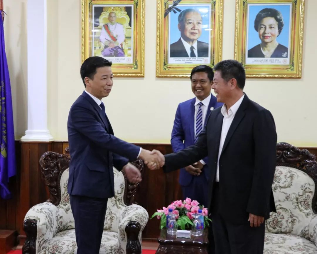 柬埔寨福建总商会携太子地产慈善基金移交公益慈善基金-2.jpg