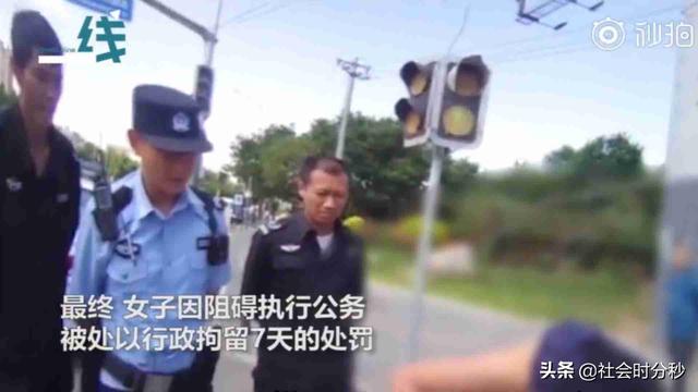 女子骑无证电车被查还公然挑衅民警-4.jpg
