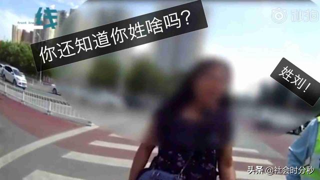 女子骑无证电车被查还公然挑衅民警-2.jpg