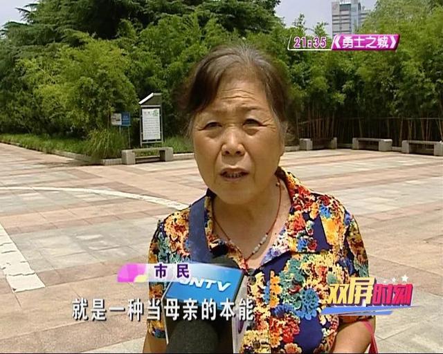 年轻妈妈公交车哺乳被老人拍照，连发多个微信群！-4.jpg