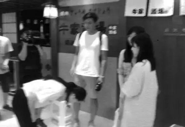 年轻妈妈公交车哺乳被老人拍照，连发多个微信群！-5.jpg