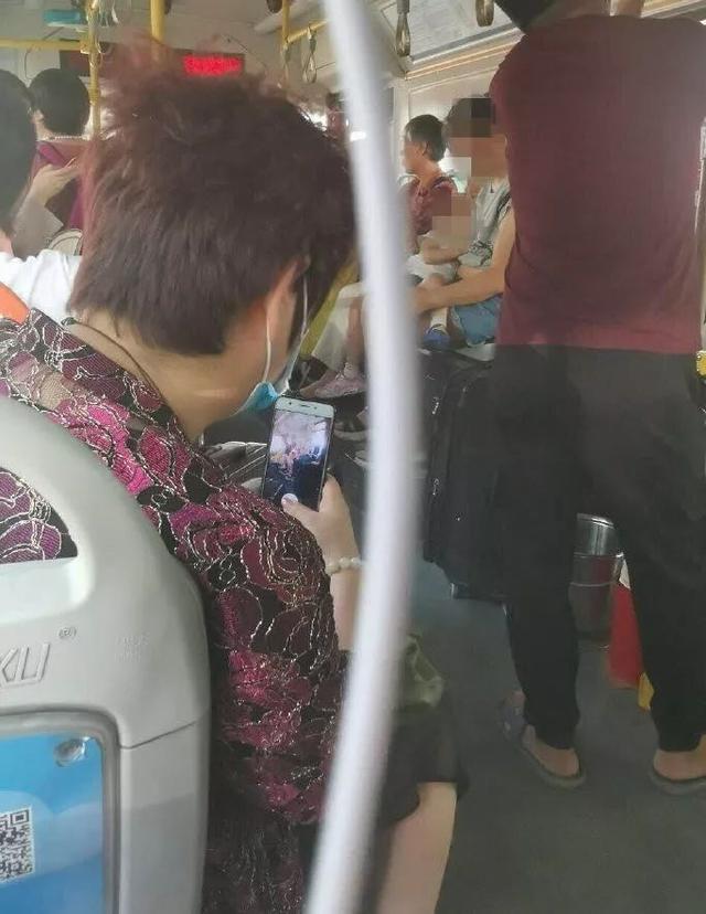 年轻妈妈公交车哺乳被老人拍照，连发多个微信群！-2.jpg