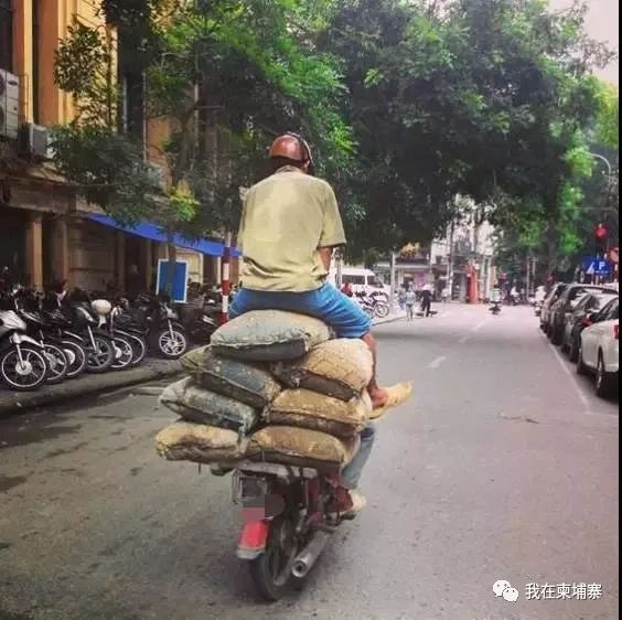 柬埔寨人把摩托车发挥到了“人车合一“的极致！-10.jpg