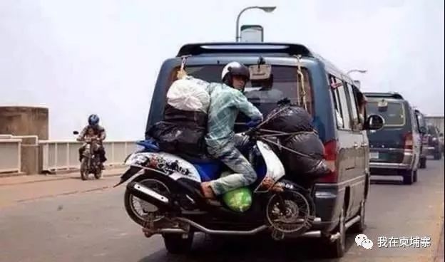 柬埔寨人把摩托车发挥到了“人车合一“的极致！-9.jpg