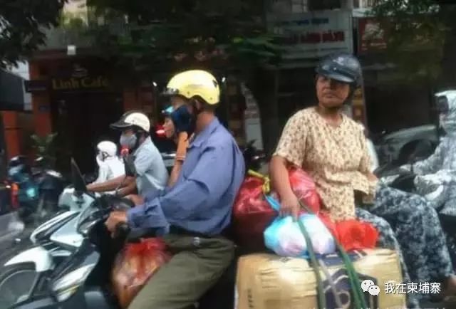 柬埔寨人把摩托车发挥到了“人车合一“的极致！-7.jpg
