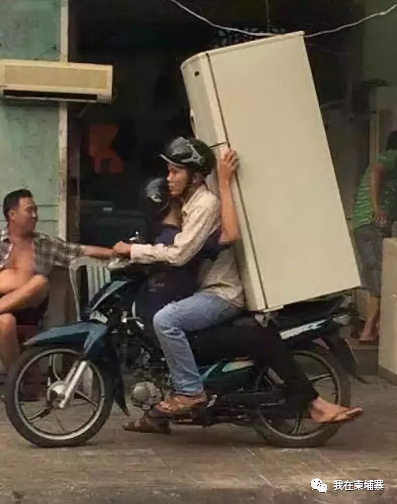 柬埔寨人把摩托车发挥到了“人车合一“的极致！-2.jpg