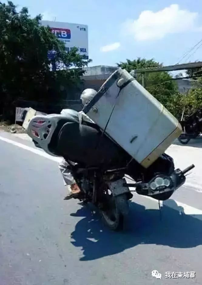 柬埔寨人把摩托车发挥到了“人车合一“的极致！-3.jpg