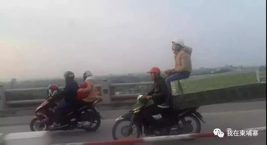 柬埔寨人把摩托车发挥到了“人车合一“的极致！-1.jpg