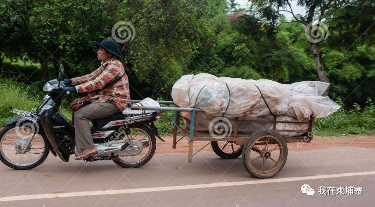 柬埔寨人把摩托车发挥到了“人车合一“的极致！-19.jpg