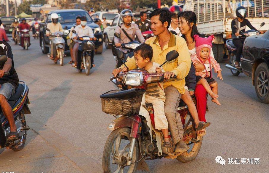 柬埔寨人把摩托车发挥到了“人车合一“的极致！-16.jpg
