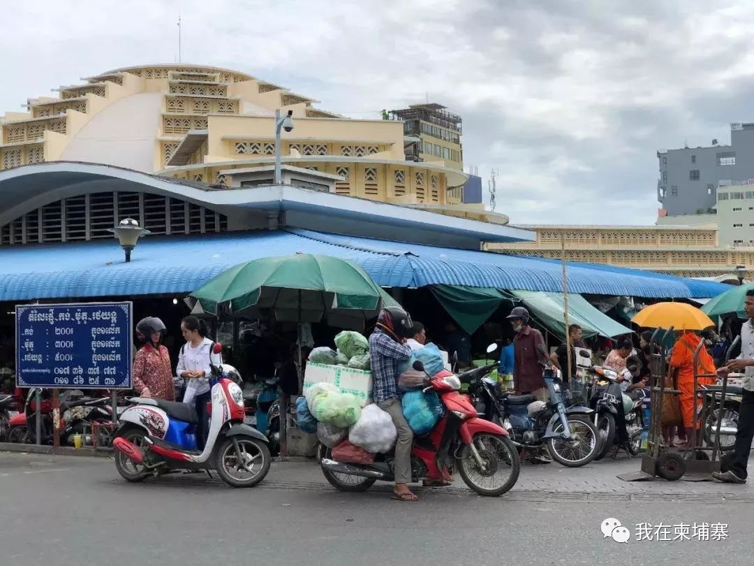 柬埔寨人把摩托车发挥到了“人车合一“的极致！-20.jpg