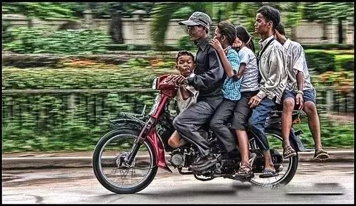 柬埔寨人把摩托车发挥到了“人车合一“的极致！-17.jpg