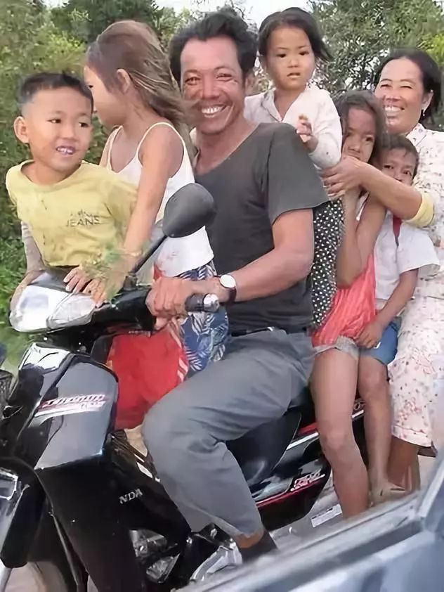 柬埔寨人把摩托车发挥到了“人车合一“的极致！-18.jpg