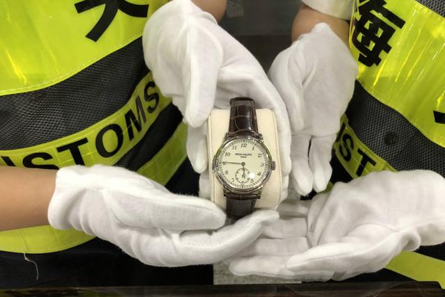 275 万元！旅客违规携带名贵手表入境被海关查获-1.jpg
