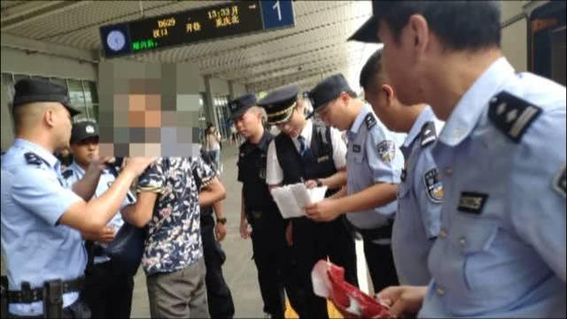 “霸座男”乘车无座变一等座，还跟列车员“对着干”！-4.jpg