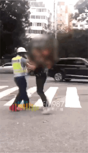 太嚣张！一外籍男子骑车载人被抓，居然对交警动手-1.jpg