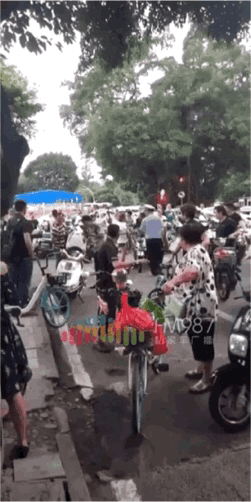 太嚣张！一外籍男子骑车载人被抓，居然对交警动手-2.jpg
