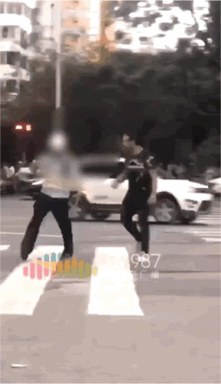 太嚣张！一外籍男子骑车载人被抓，居然对交警动手-3.jpg