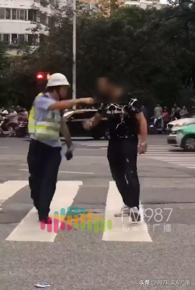 太嚣张！一外籍男子骑车载人被抓，居然对交警动手-5.jpg