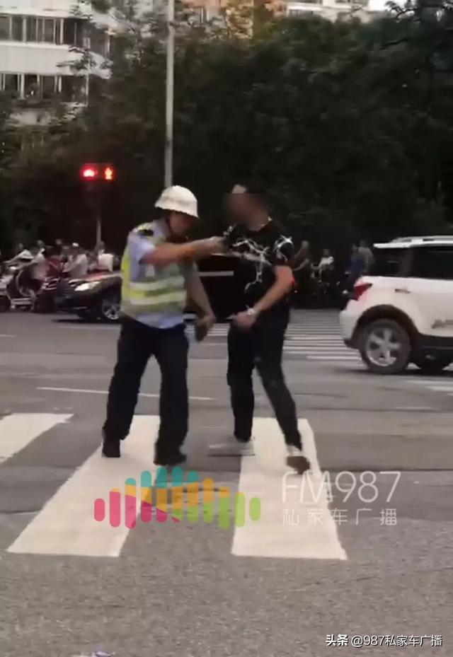 太嚣张！一外籍男子骑车载人被抓，居然对交警动手-4.jpg