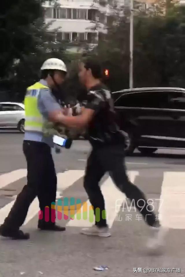 太嚣张！一外籍男子骑车载人被抓，居然对交警动手-6.jpg