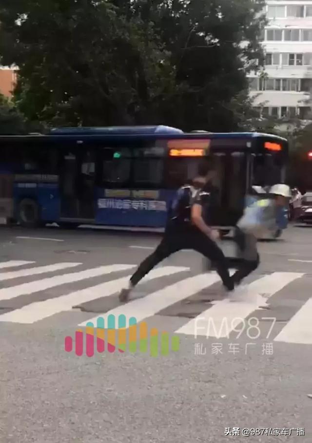 太嚣张！一外籍男子骑车载人被抓，居然对交警动手-7.jpg