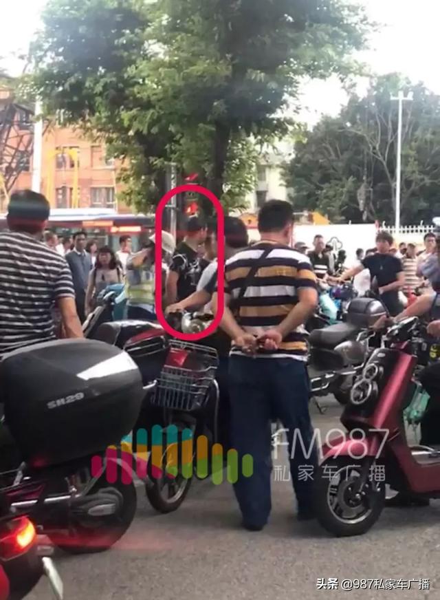 太嚣张！一外籍男子骑车载人被抓，居然对交警动手-8.jpg