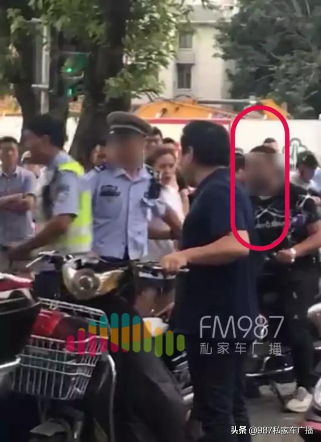 太嚣张！一外籍男子骑车载人被抓，居然对交警动手-9.jpg
