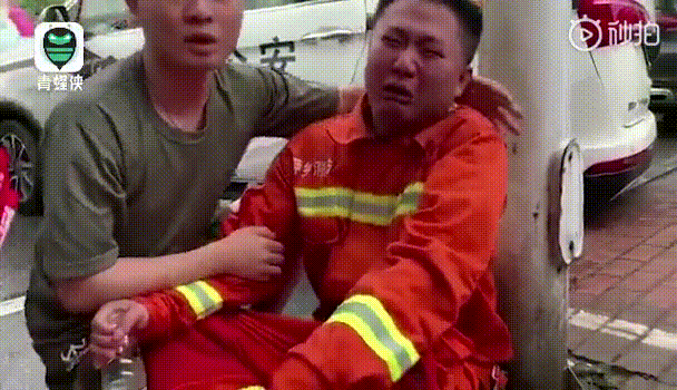 “我真的努力了！”以为还有人没救出，21岁志愿者嚎啕大哭-2.jpg
